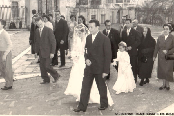 1963 Cattedrale di Cefalù Giuseppe Glorioso "u principi" accompagna all'altare la figlia Pina 