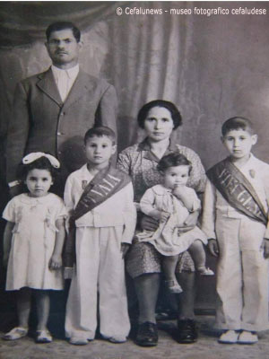 1946 Giovanna Cafiero ed il marito Lorenzo Liberto in occasione della prima Comunione dei figli Carmelo e Nino. Da sx - Carmelo, Valentino in braccio alla mamma, Nino ed Ina