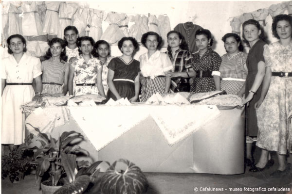 1960 al centro della foto Pina Glorioso "principi" con altre amiche Cifalutane nel laboratorio sartoria dove andavano ad imparare il mestiere di sarta 