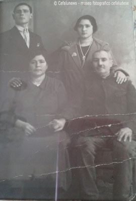 Giovanna Cafiero ed il marito Lorenzo Liberto in posa dal fotografo con i genitori di Giovanna - Antonino ed Augusta Cafiero