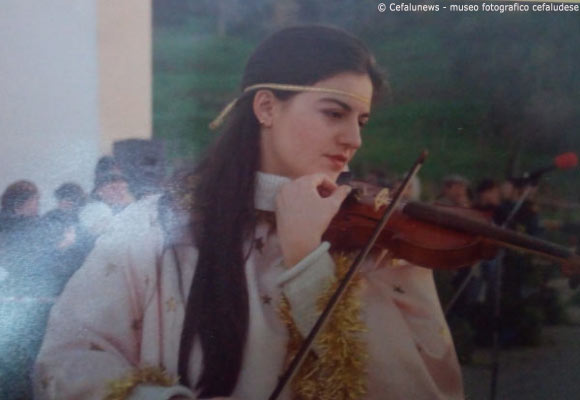 1997 Cefalù-Presepe vivente in contrada Guarneri . Maria Elisa vestita da angelo suona il violino