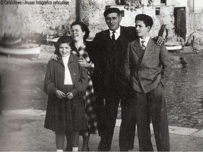 1956: la famiglia Cicero alla Marina di Cefalù. Da sinistra Nunziella, mamma Annetta, papà Pasquale e Salvuccio