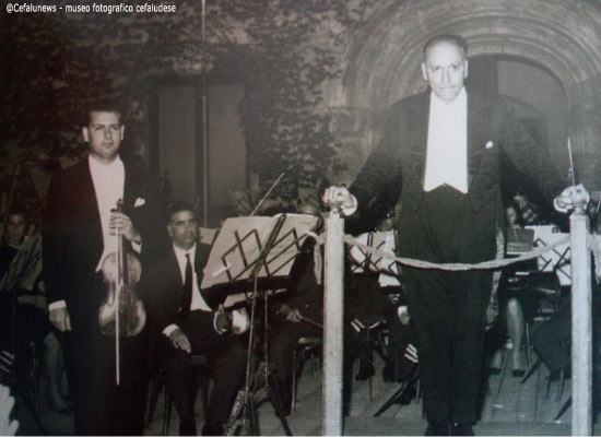1964: a sinistra Salvuccio con il maestro Ottavio Ziino a Palermo nell'Atrio del palazzo Abatellis