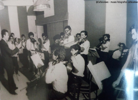 1982 -luglio- Giovani Cameristi Siciliani prima della partenza per la rassegna internazionale di Orchestra giovanili al Teatro lirico di Milano