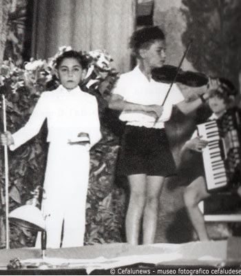 1948: Cefalù, festa chiusura dell'anno scolastico. Salvuccio Cicero incanta i presenti con il suo inseparabile violino