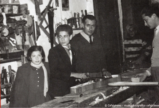 1952 Salvuccio Cicero nella falegnameria del papà in Via Veterani. Da sinistra la sorella Nunziella, Salvuccio ed il papà Pasquale