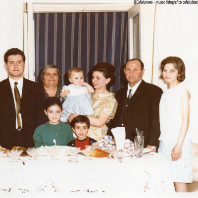 Ritratto della famiglia Forte - da dx la figlia Rosa- Peppe Forte - la nuora- il figlio Pietro ed i nipoti