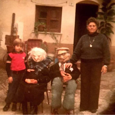 Carnevale 1986 nonna Marietta nel Cortile Padre Camillo con i suoi “NANNI” ed il nipotino Francesco Di Vincenzo a cui inculcò la tradizione delle feste . 