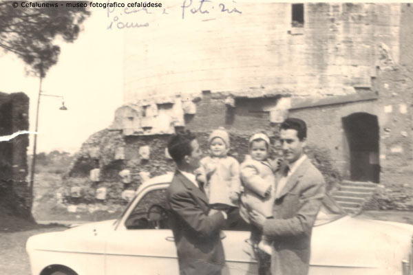1958 a dx Giovanni con figlio Nicola-Amos con la piccola Patrizia