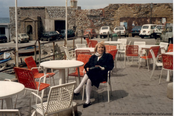 1980 -Laura Frezza al Bar del molo di Cefalù 
