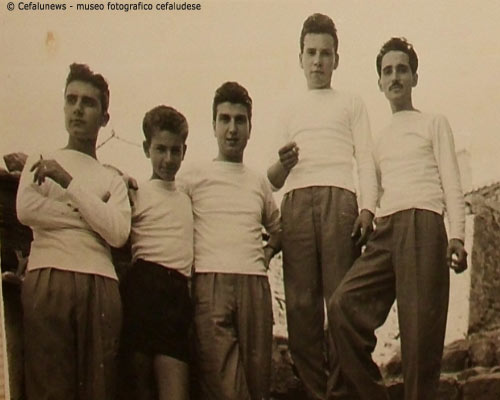 1954 Angelòo Battaglia 1° a dx con alcuni amici anche loro con la passione della musica . Nel 3° ragazzo si riconosce l'amico barbiere Culotta