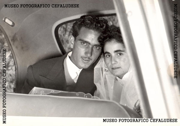 1955-Matrimonio di Vincenzo e Angela. In auto dopo la celebrazione.