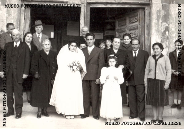 1955- Matrimonio di Vincenzo e Angela. In posa con amici e parenti davanti alla Cattedrale.