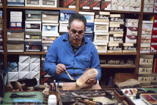 1982 Angelo Battaglia nel suo laboratorio in seguito adibito anche a vendita di scarpe
