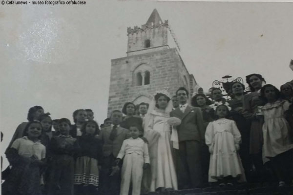 28.10.1950 Angelo Battaglia e Cristina Papa foto ricordo in Cattedrale con parenti ed amici