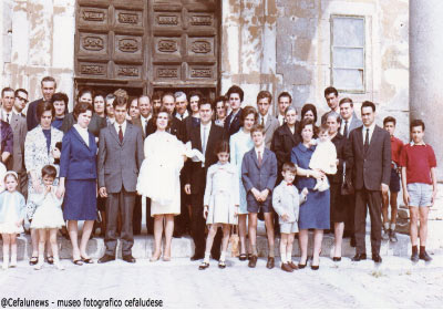  Famiglia Forte in una foto ricordo davanti il portone della Cattedrale il giorno del battesimo di un nipotino