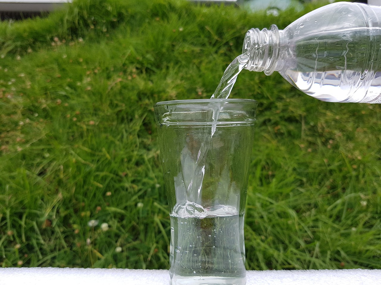 Bere acqua alcalina fa bene o male? Cosa dice la scienza