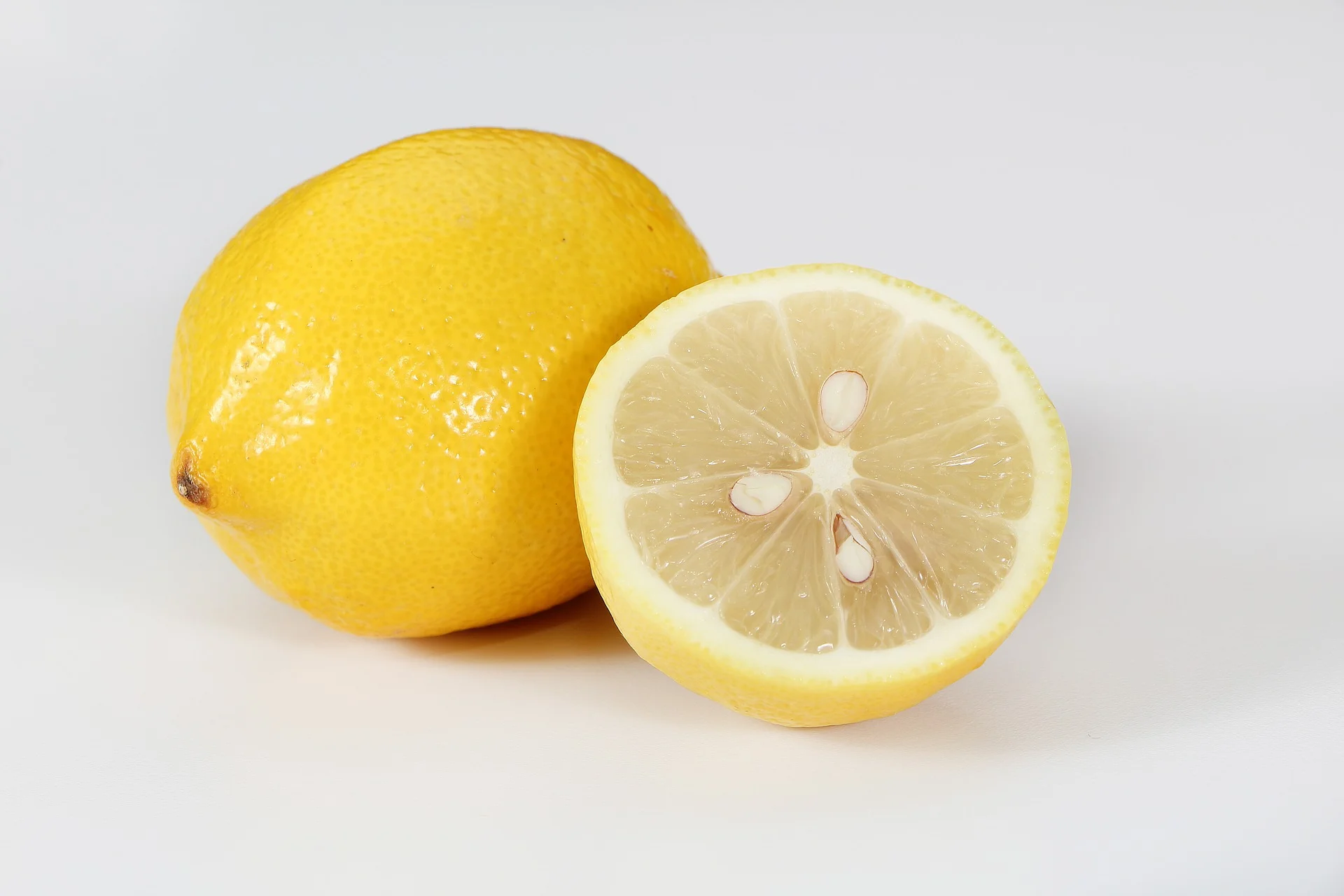 Foglie di limone: se usate così abbassano il colesterolo, regolano