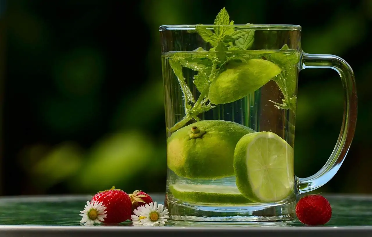 Da quando ho unito il succo del limone, ai semi di finocchio e al te verde,  la mia pancia non è più gonfia! 