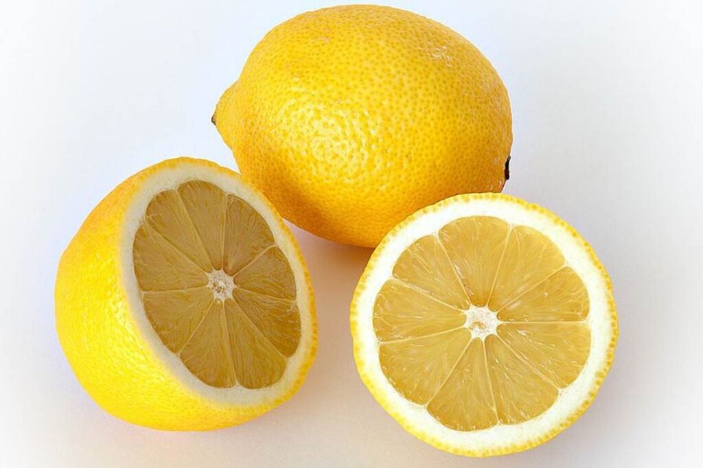 Mangiare limone