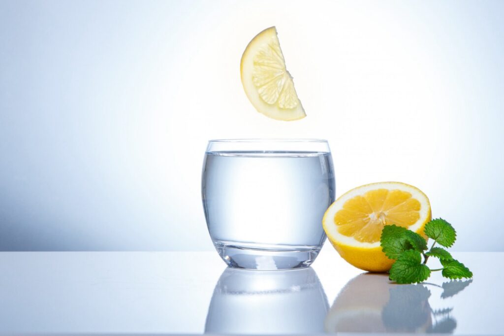 Bere acqua e limone aiuta davvero la digestione?