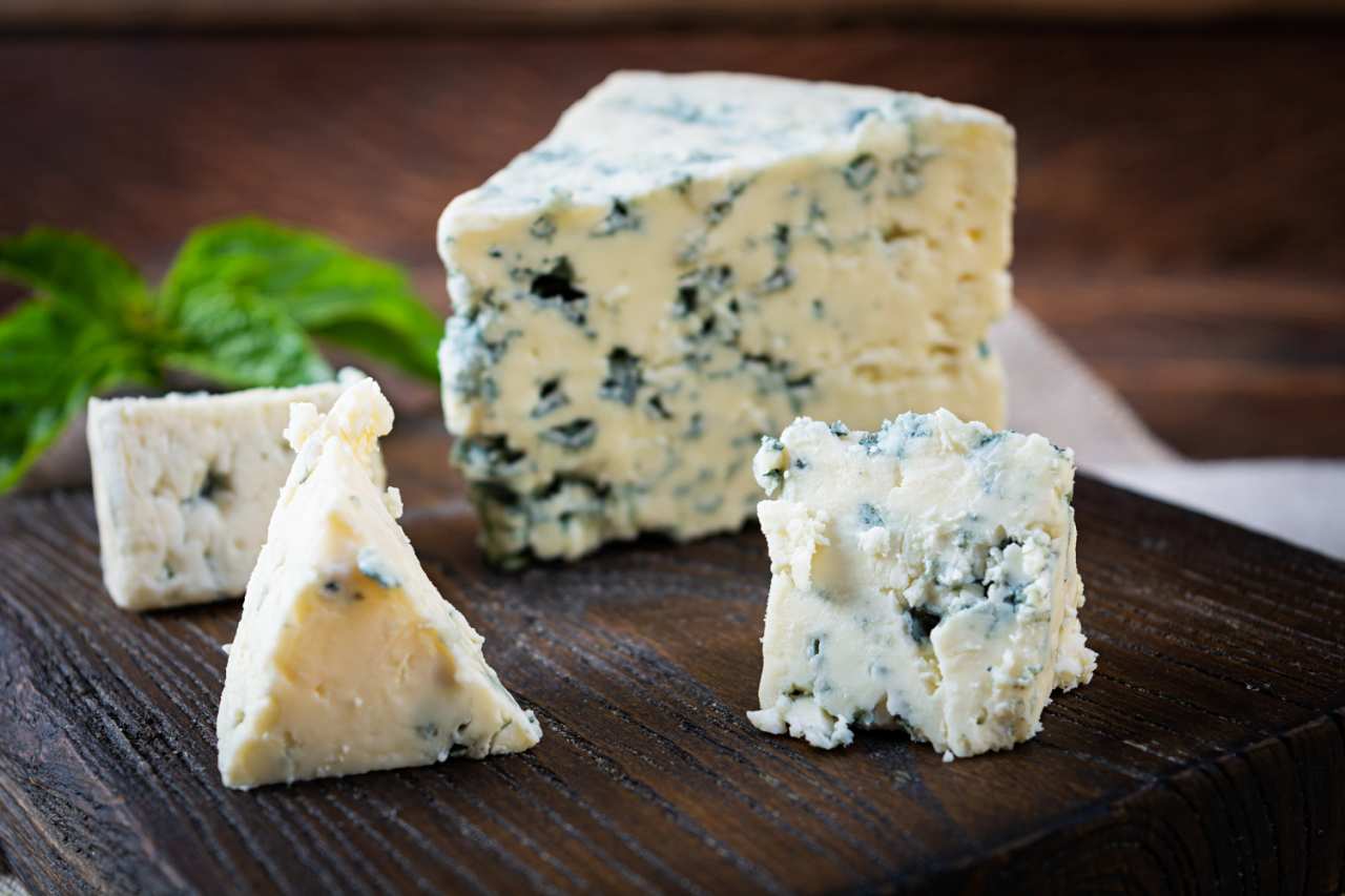 Attenzione a mangiare crosta gorgonzola: ecco cosa succede