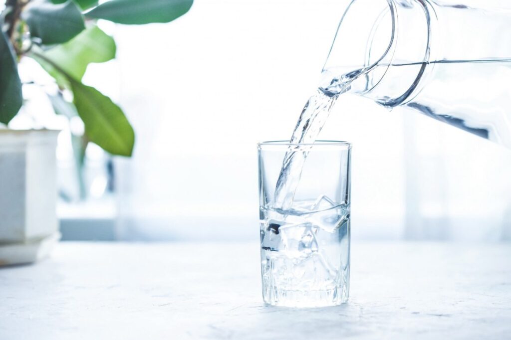 Si può bere un litro di acqua in una sola volta?