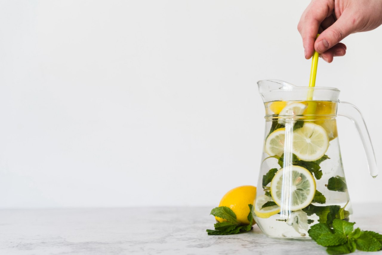 bere acqua e limone prima di dormire