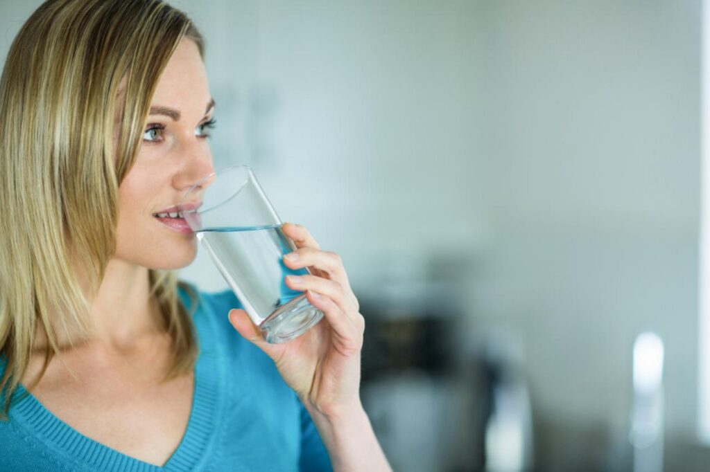 bere acqua prima di mangiare
