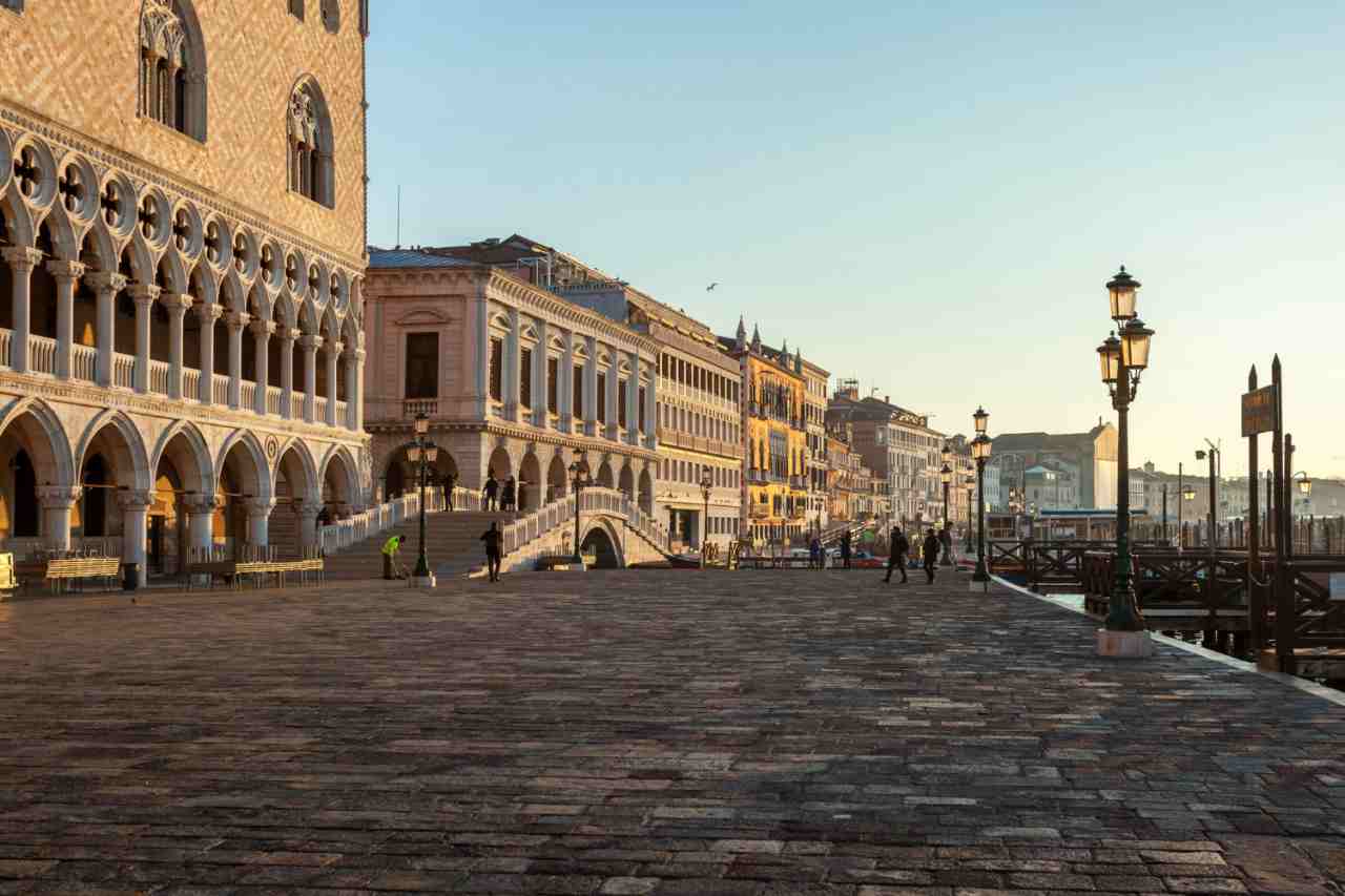 uno spettacolo di canali, gondole e vaporetti