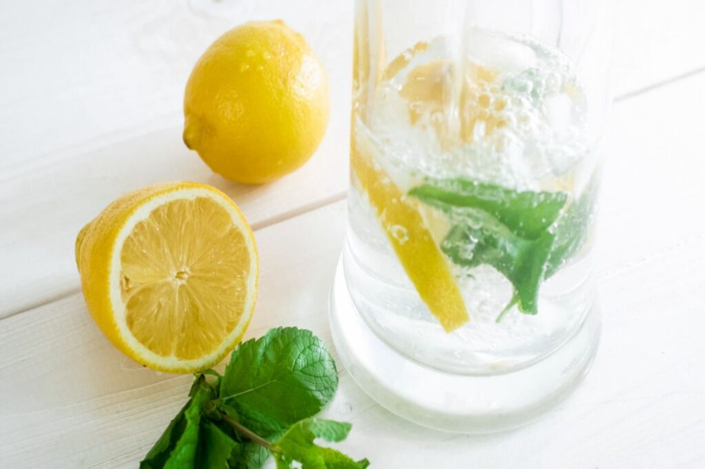 Acqua e limone contro il mal di gola: il rimedio naturale che funziona in 5 minuti