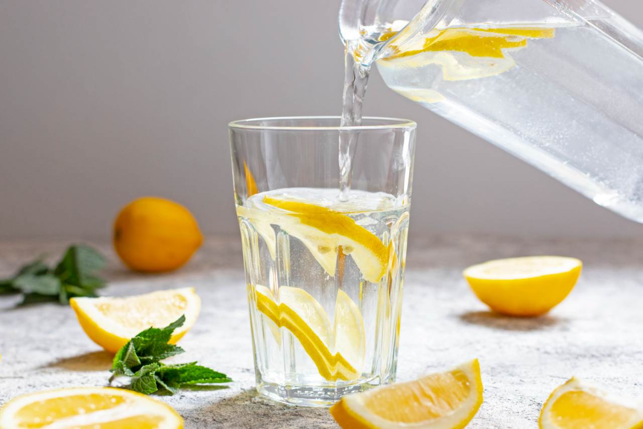 5 segreti per sfruttare i benefici di acqua e limone per la bellezza