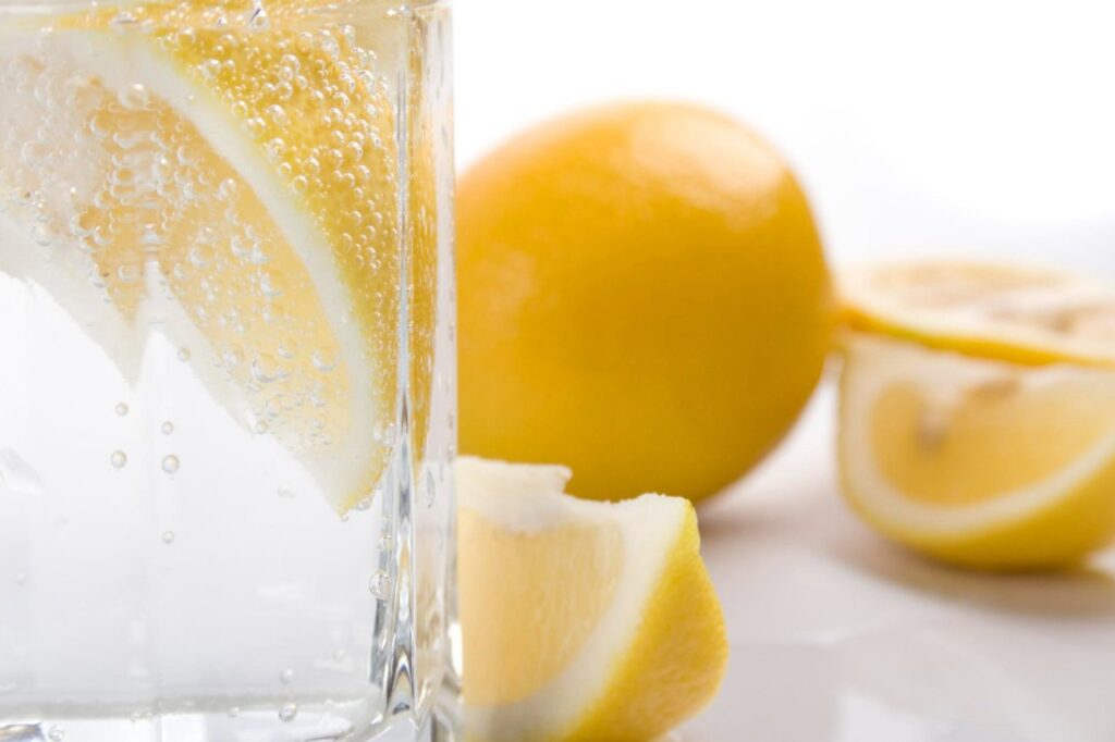 Rinfrescati con acqua e limone: 10 ricette per la primavera