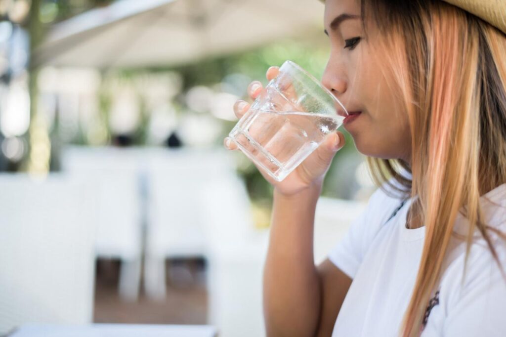 Bere acqua velocemente: fa bene o fa male?