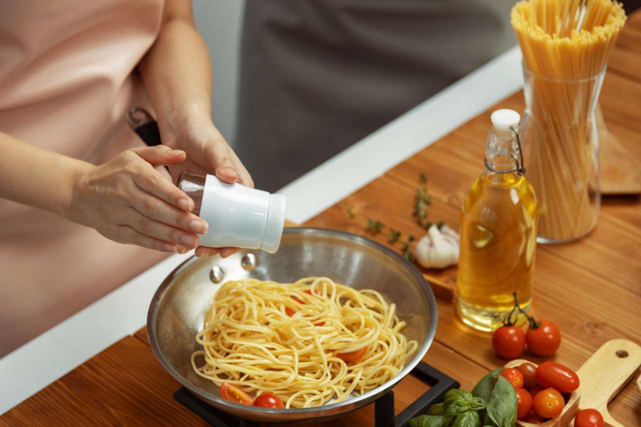 Come mangiare la pasta tutte le sere 10 minuti prima di dormire: quale scegliere, quando cucinarla, come condirla e quanto mangiarne per un sonno profondo