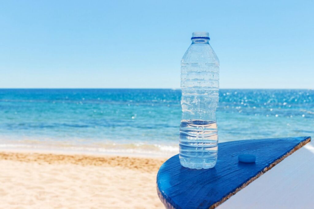 I rischi per la salute dell'acqua in bottiglia durante l'estate