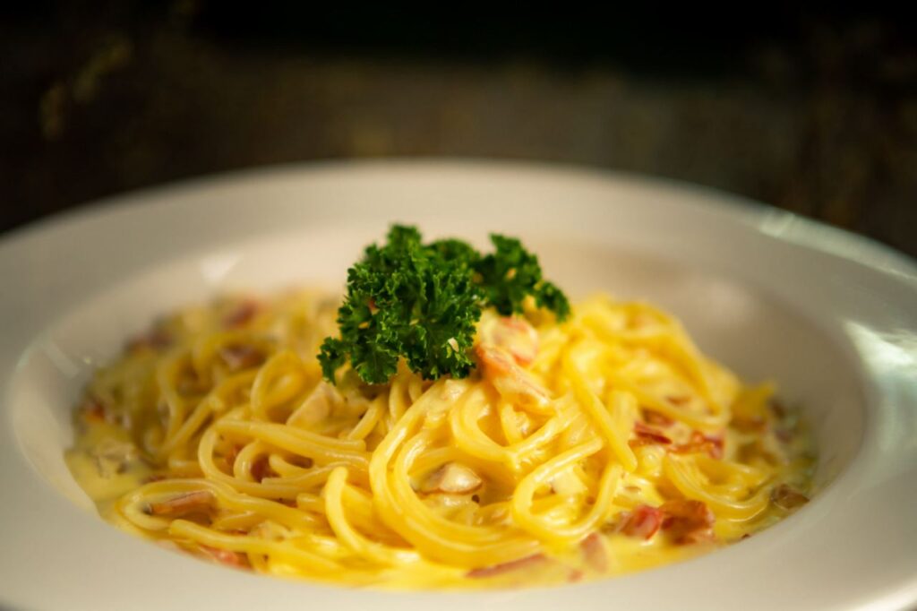 Cosa cucinare con spaghetti, tuorli, guanciale e pecorino romano?