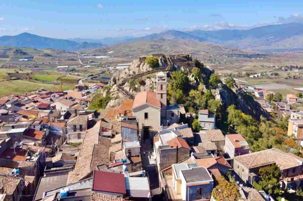 Qual è un alto comune siciliano che è la città della fragola e i suoi abitanti si chiamano malettesi