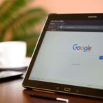 Un computer portatile quindi è aperto google