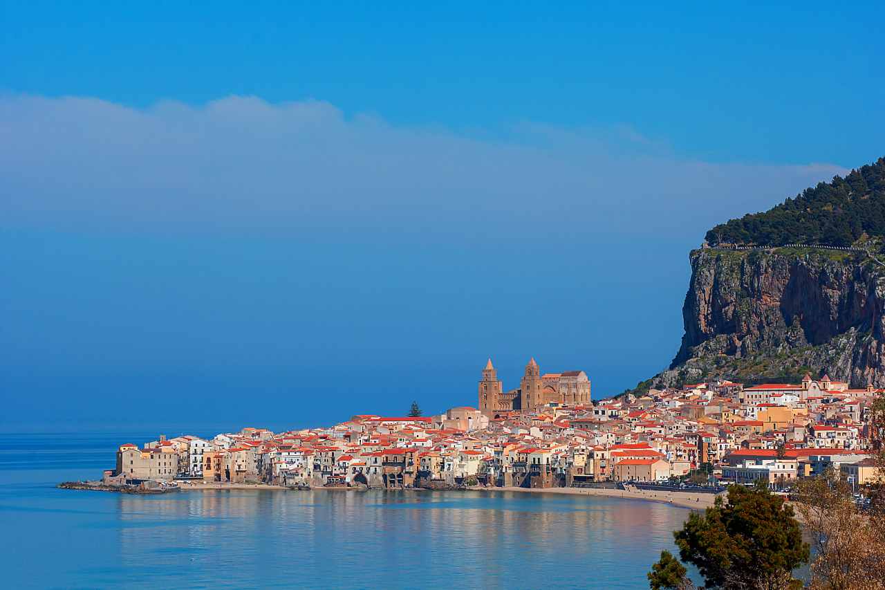 Cefalù vista dal mare, centro storico e Duomo nella luce