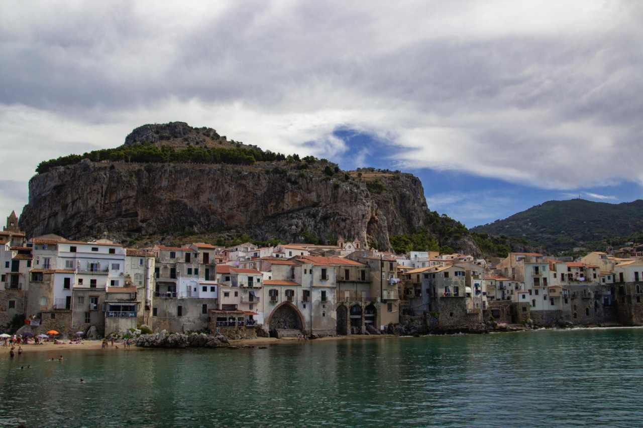 Storia di Cefalù tra Rocca, Duomo e centro storico